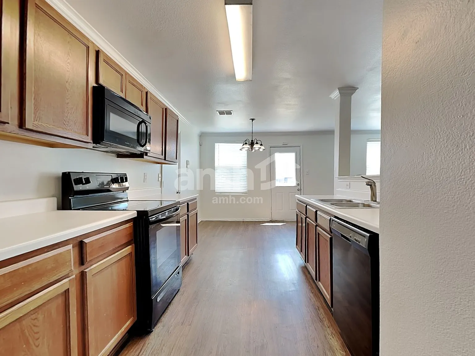 4 bed, 2.5 bath, 2341 sqft, $2,495 — Photo 4