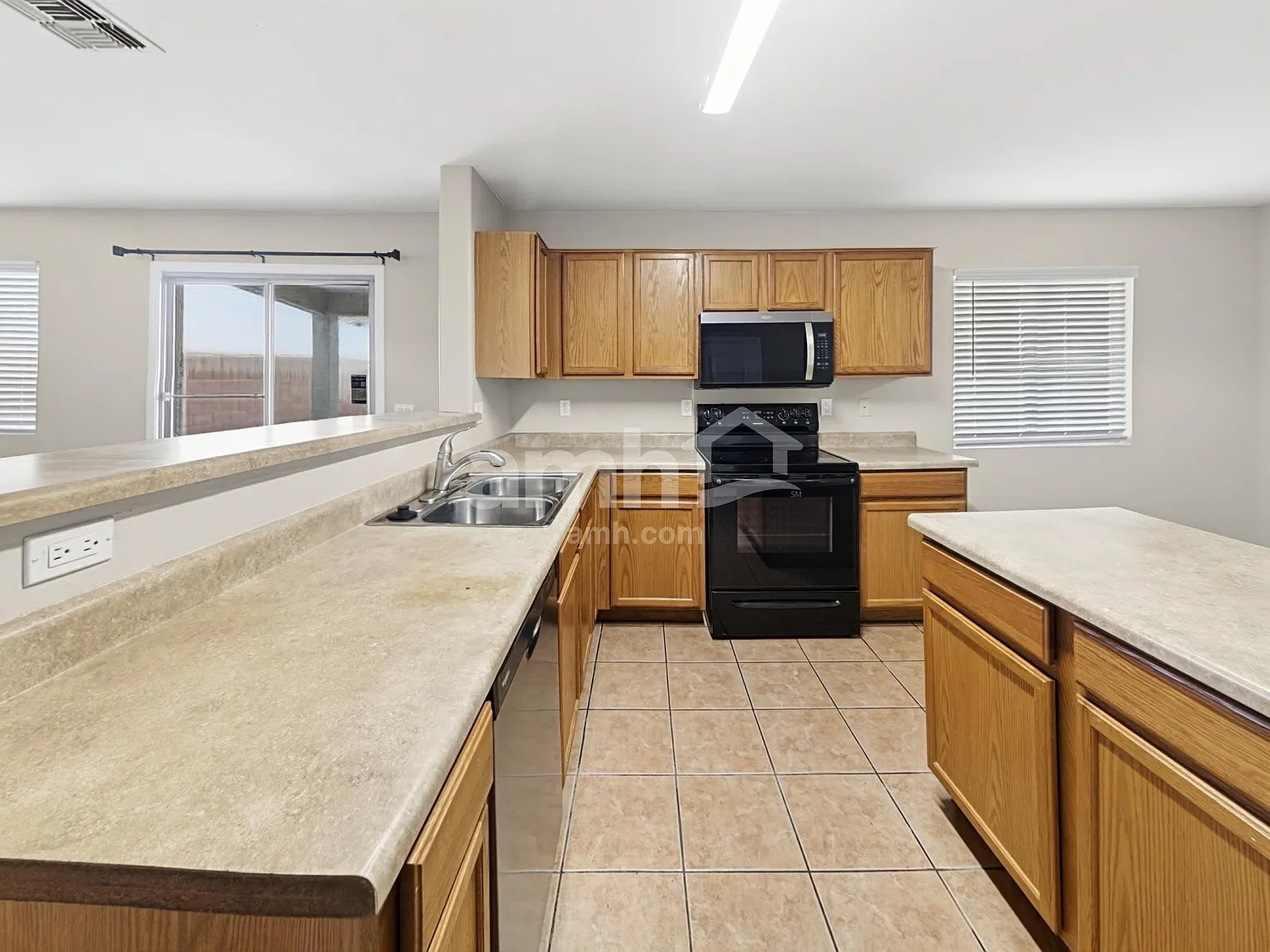 3 bed, 2.5 bath, 2145 sqft, $2,155 — Photo 3