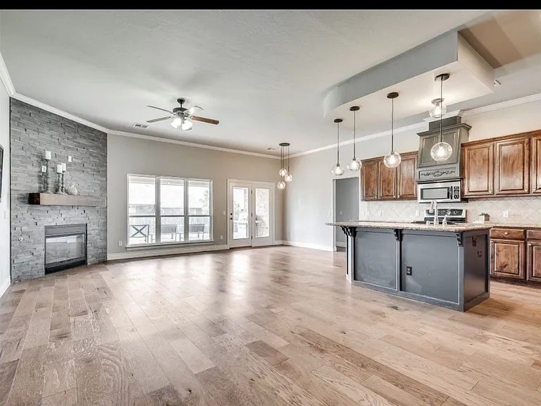 3900 Lockhart Dr — Photo 3