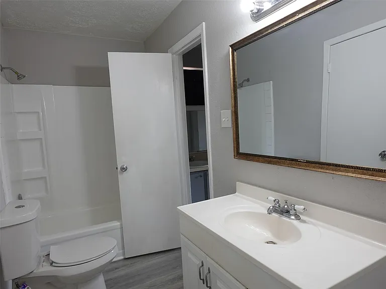 10811 Thorncliff Dr — Photo 8