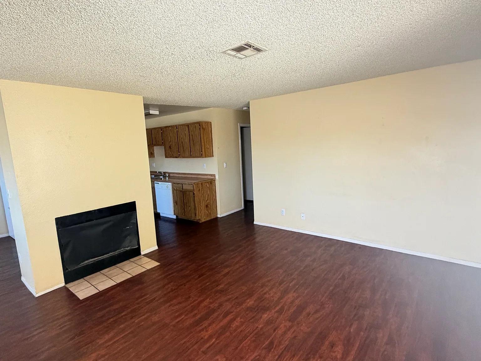 2 bed, 1000 sqft, $1,050 — Photo 2