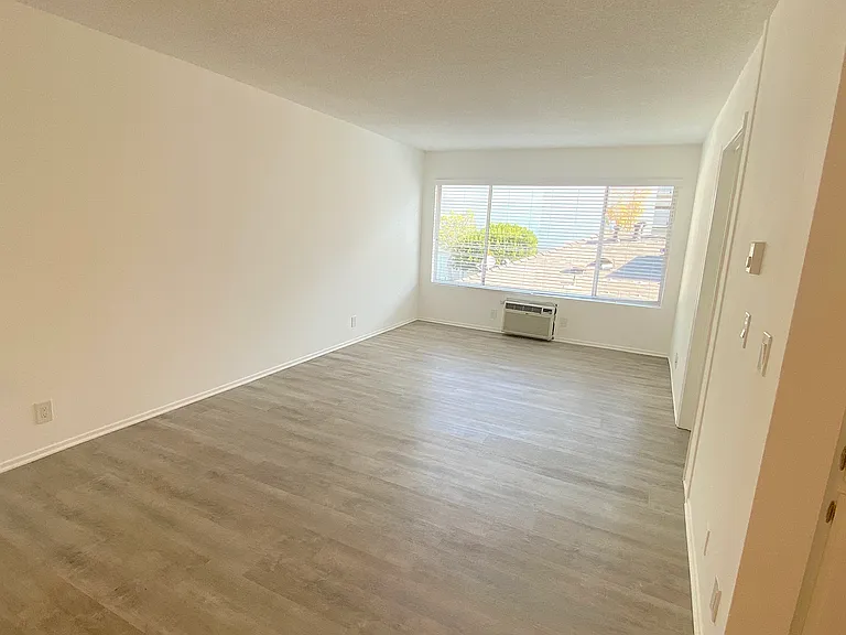 321 S Sherbourne Drive — Photo 10