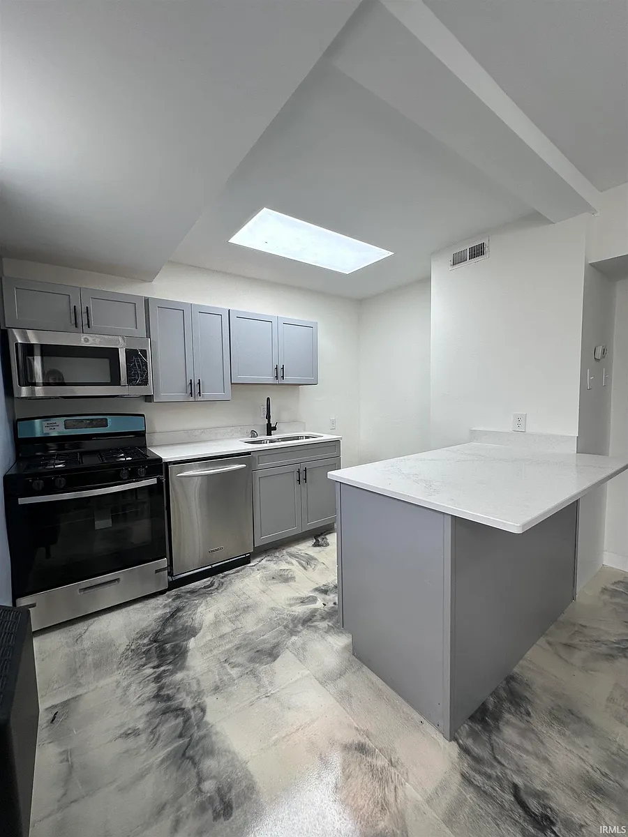 Building Photo - 2024 Lincoln Ave #B2