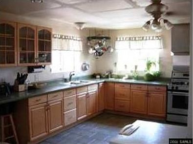 5th image of 83 E Oak St