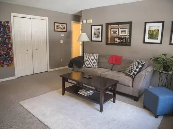 207 Springbrook Cir, Portsmouth, NH 03801