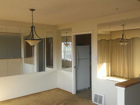 3rd image of 19 Oakridge Dr