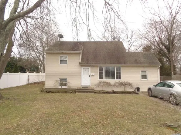 126 Adams Street E, East Islip, NY 11730