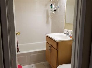 390 Spruce Ln APT 310, Glen Ellyn, IL 60137