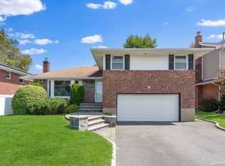 135 Ketchams Rd, Syosset, NY 11791