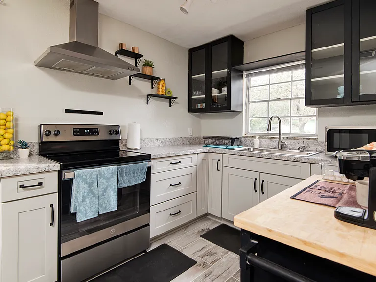 4303 Walis Pl — Photo 3