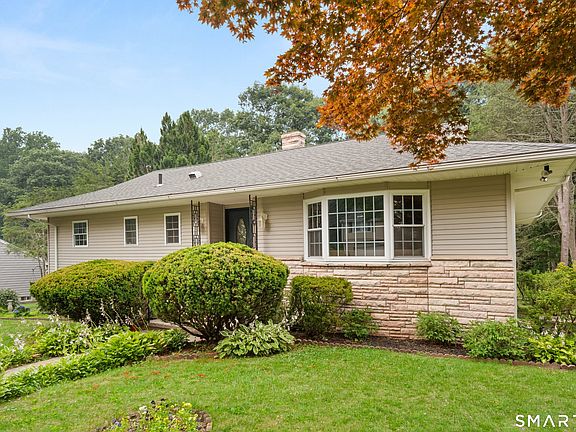 4th image of 90 Meadowlawn Road