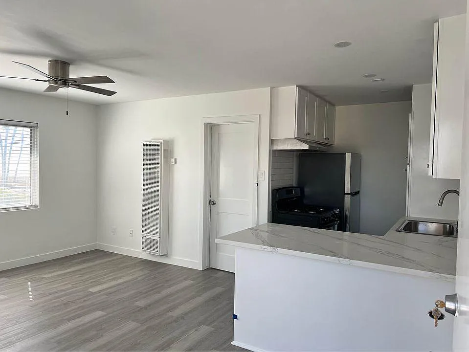 322 S Pacific St — Photo 3