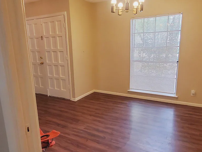 Entry room,dining room