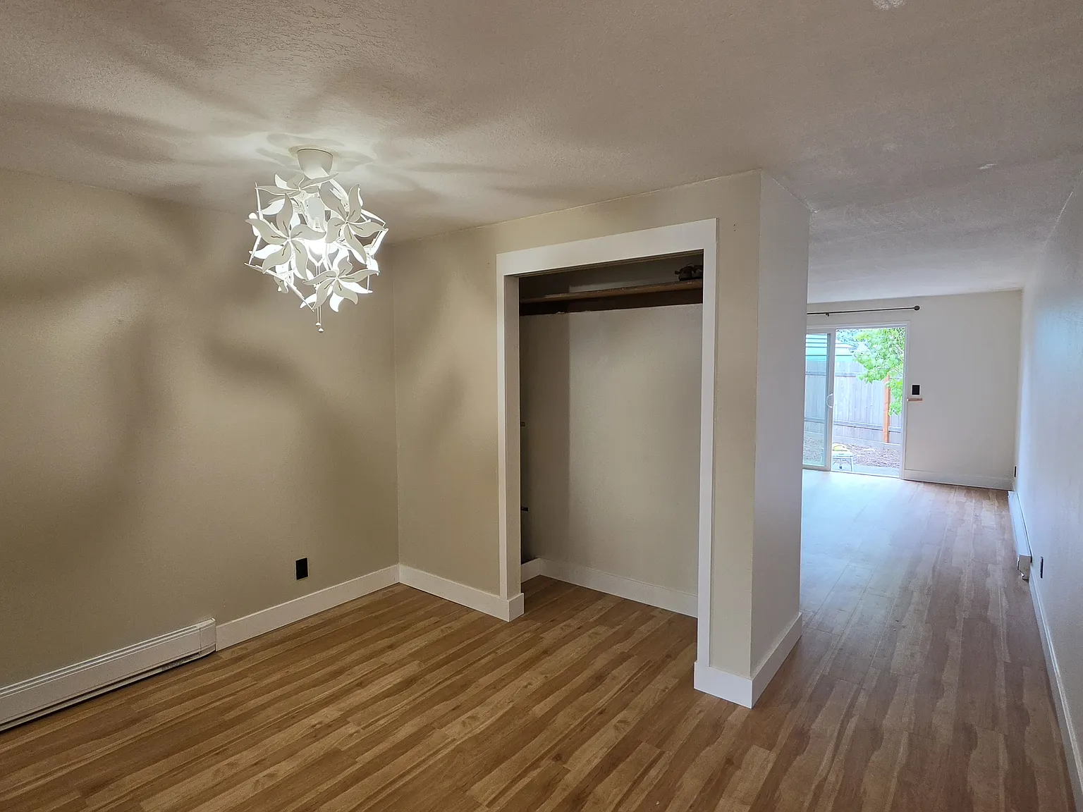 2 bed, 870 sqft, $2,100 — Photo 2