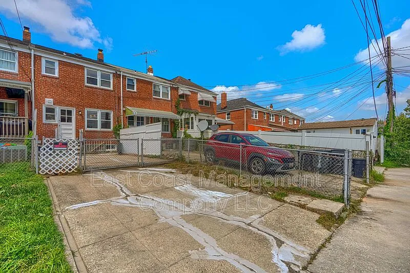 3 bed, 1.0 bath, 1418 sqft, $2,195 — Photo 4