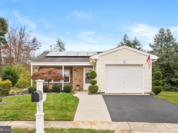 5 Coventry Ct, Southampton, NJ 08088