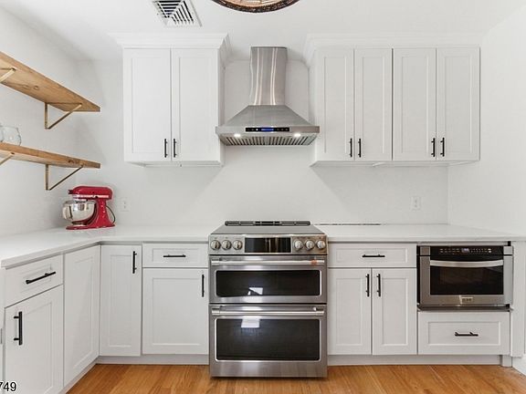 2nd image of 1115 Tuxedo Sq