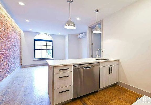 3rd image of 656 Hancock St #10