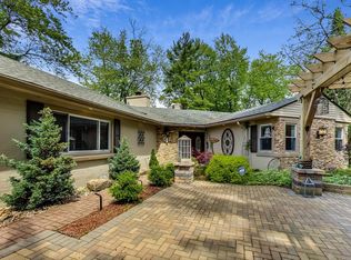 155 Lagoon Dr, Northfield, IL