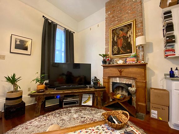 2nd image of 707 Mandeville St