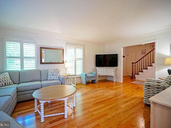 5th image of 101 Oak Ln