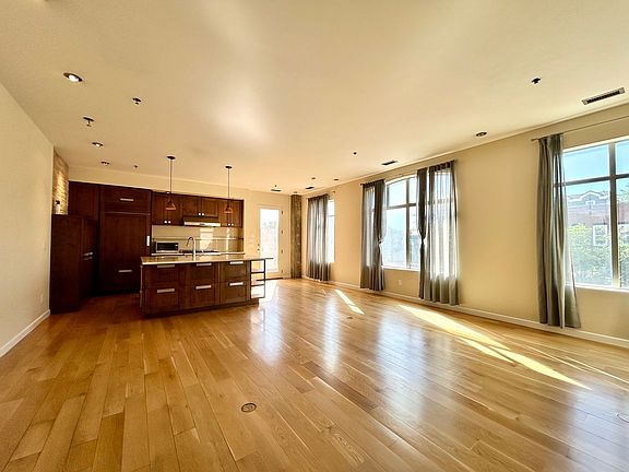 5th image of 1949 Pearl St Unit E