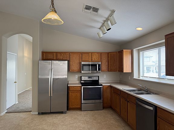 4th image of 16625 W Moreland St