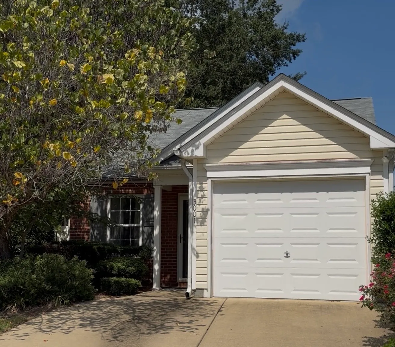 2 bed, 1077 sqft, $1,700 — Photo 1