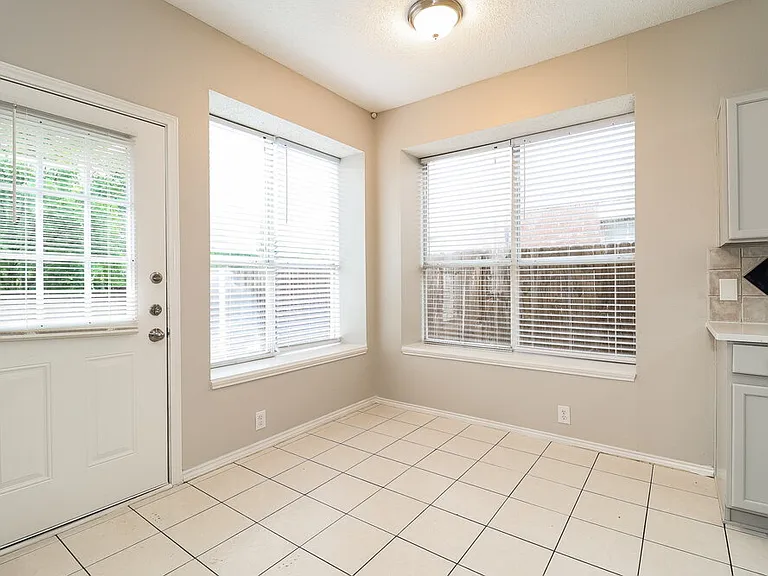 3336 Raleigh Dr — Photo 5