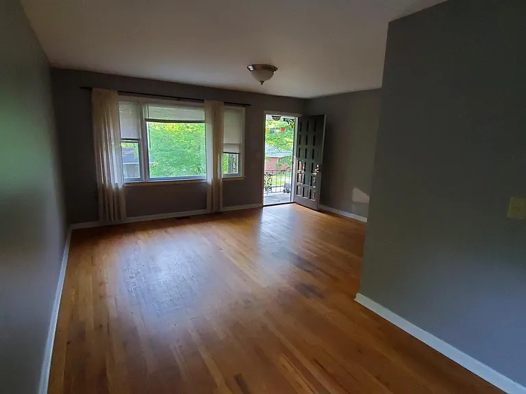 1135 Arlington Pkwy NE — Photo 8