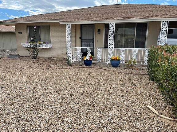 private home in beautiful area walking distance to rec center club