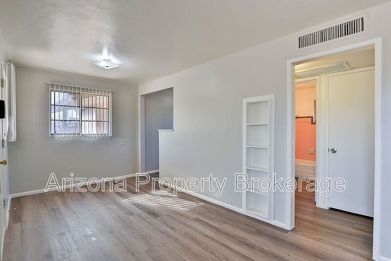 1st image of 705 W 1st St