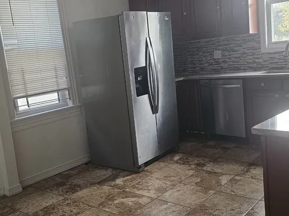 549 Avenue East image 10 of 15