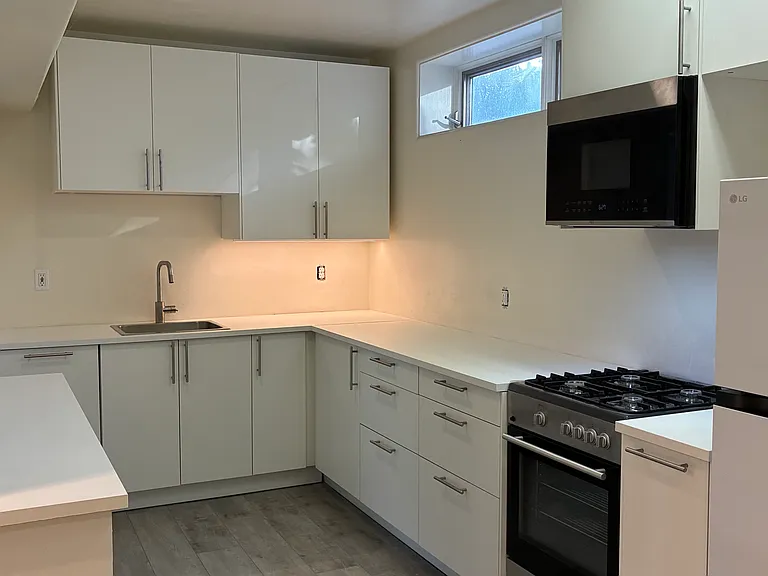 Kitchen with Gas-Stove/Oven, Fridge, Microwave, Sink & Dishwasher