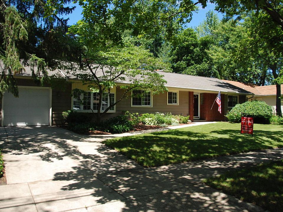 1st image of 2027 Cambridge Dr SE