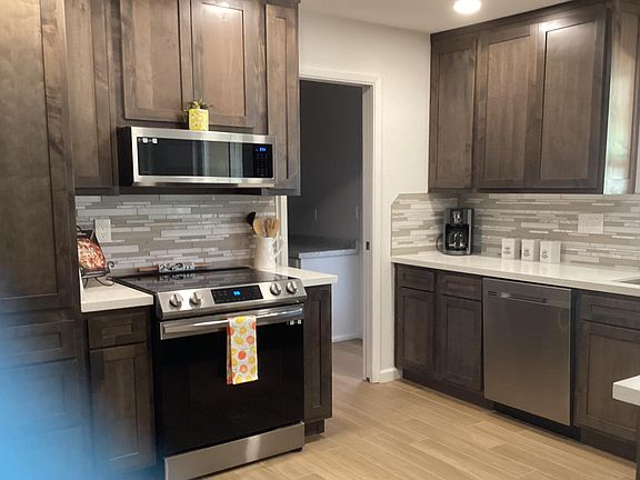 Kitchen stove with smart microwave