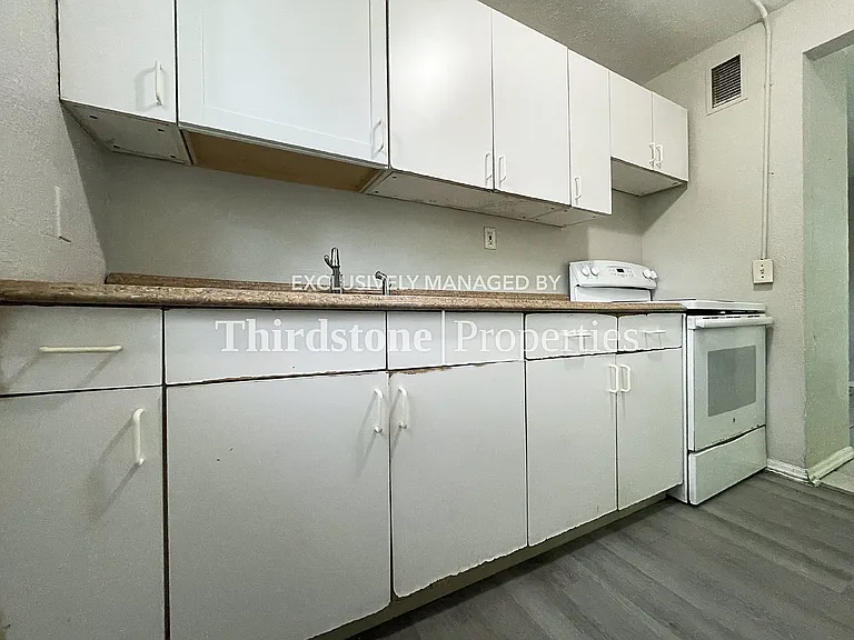 1437 W 26th St #4 — Photo 5