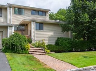 82 Chestnut Ln, Woodbury, NY