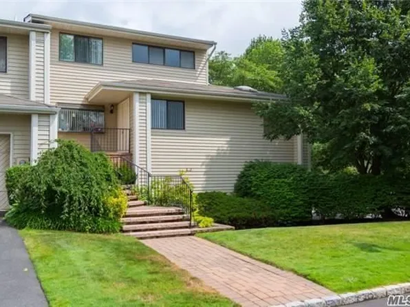 82 Chestnut Ln, Woodbury, NY 11797