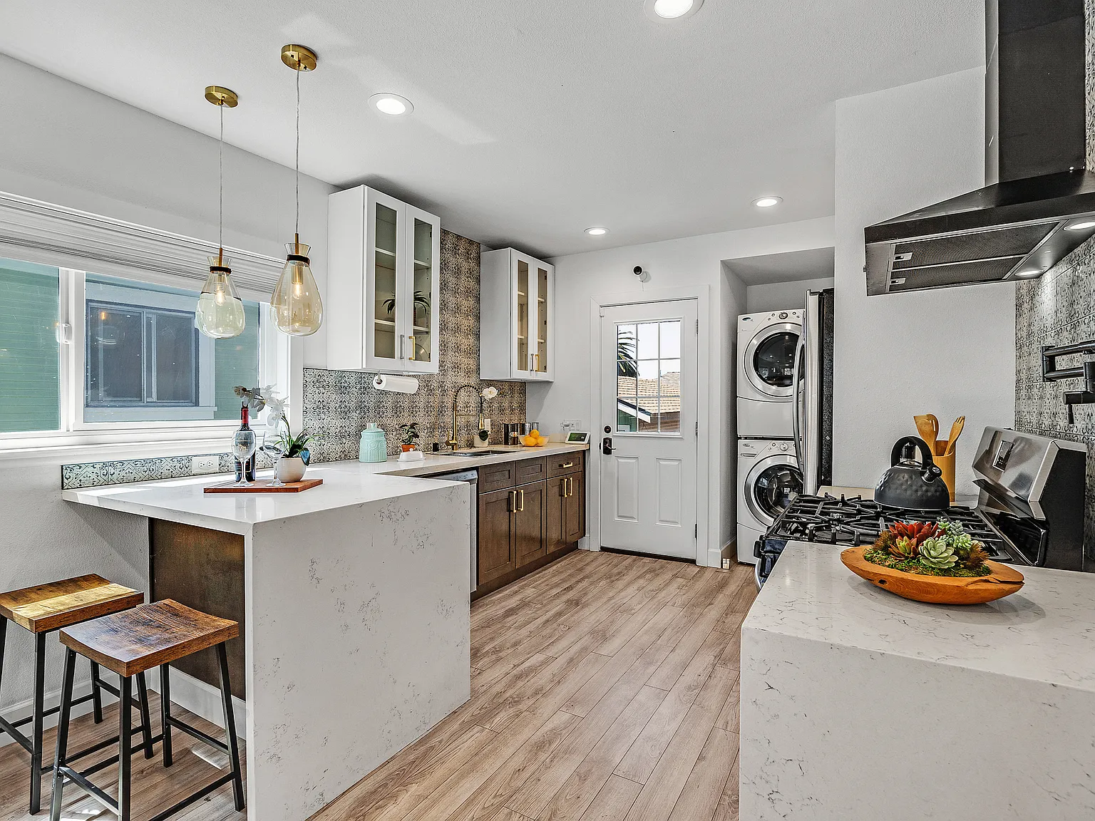 2 bed, 709 sqft, $3,000 — Photo 2