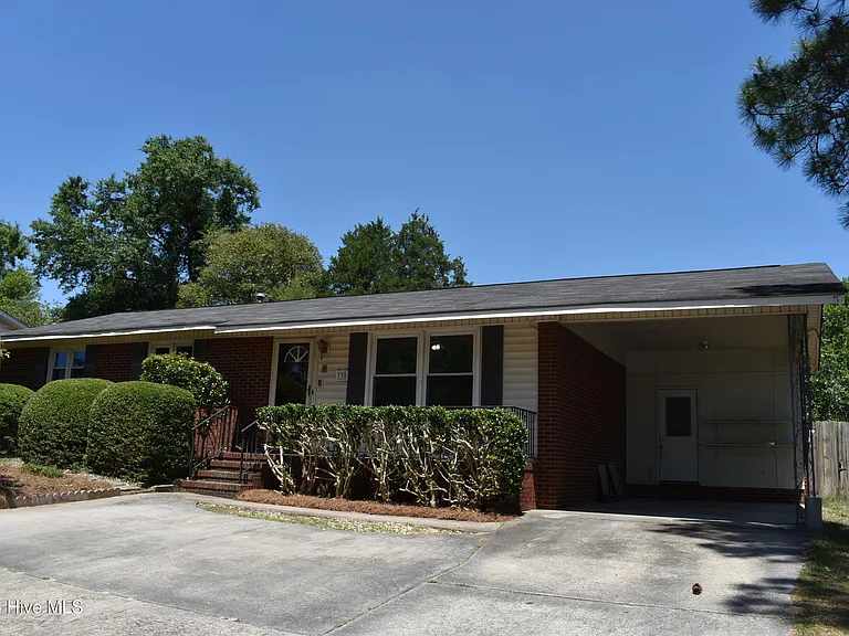 735 Old Edgefield Rd — Photo 1
