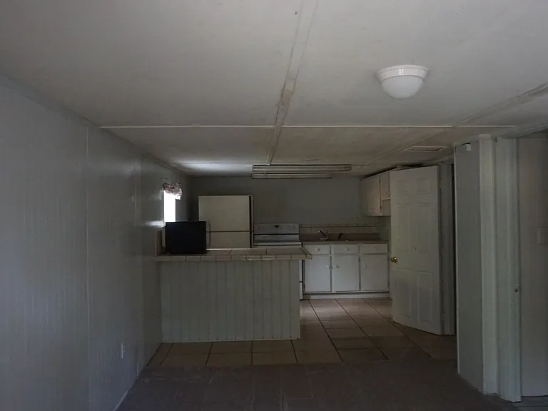 208 1/2 W College St — Photo 6