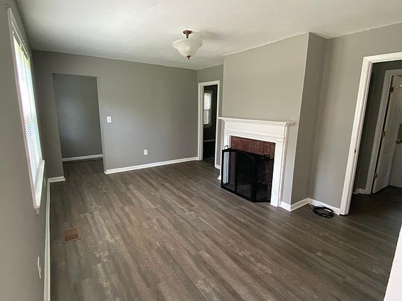 Living room - door perspective