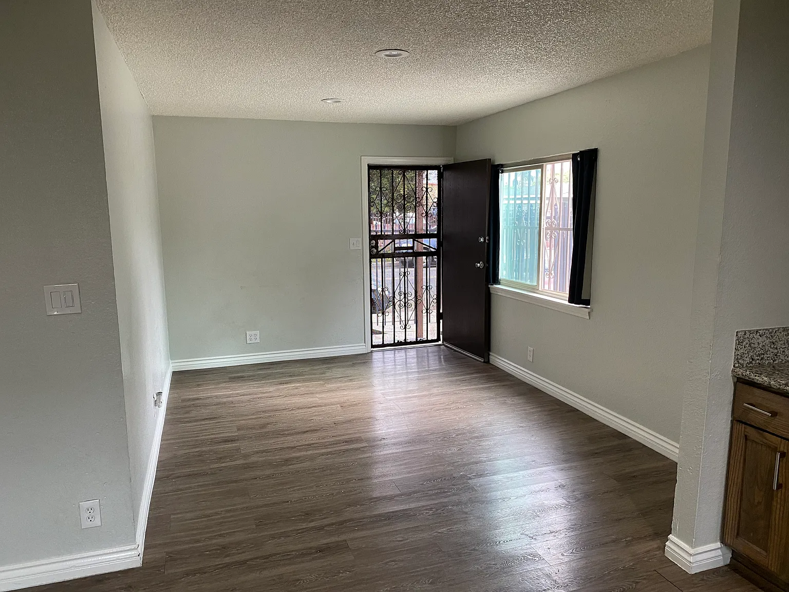 3 bed, 858 sqft, $3,055 — Photo 3