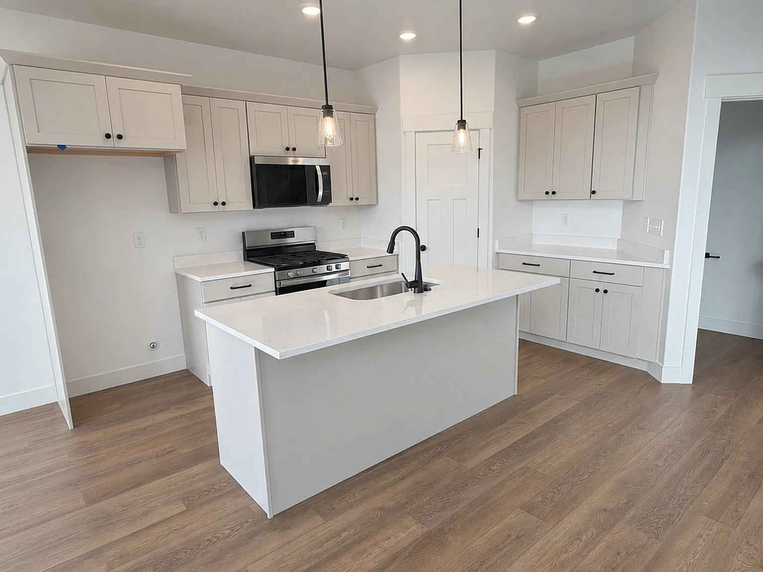 3 bed, 2.5 bath, 1595 sqft, $1,995 — Photo 1