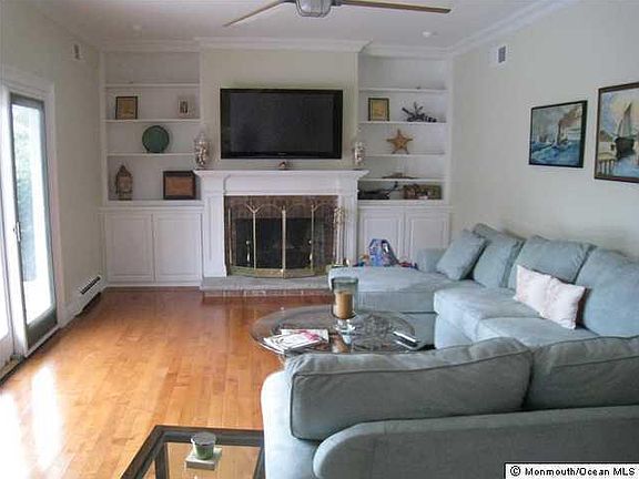 3rd image of 218 Chicago Blvd