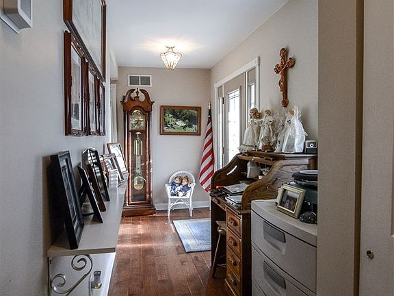 3rd image of 214 Thoroughbred Ln