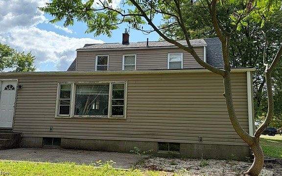4th image of 820 Woodlawn Ave NW