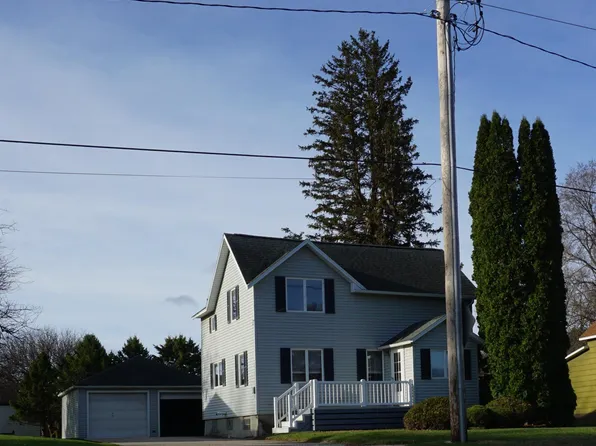 128 W 4th St, Wellsburg, IA 50680