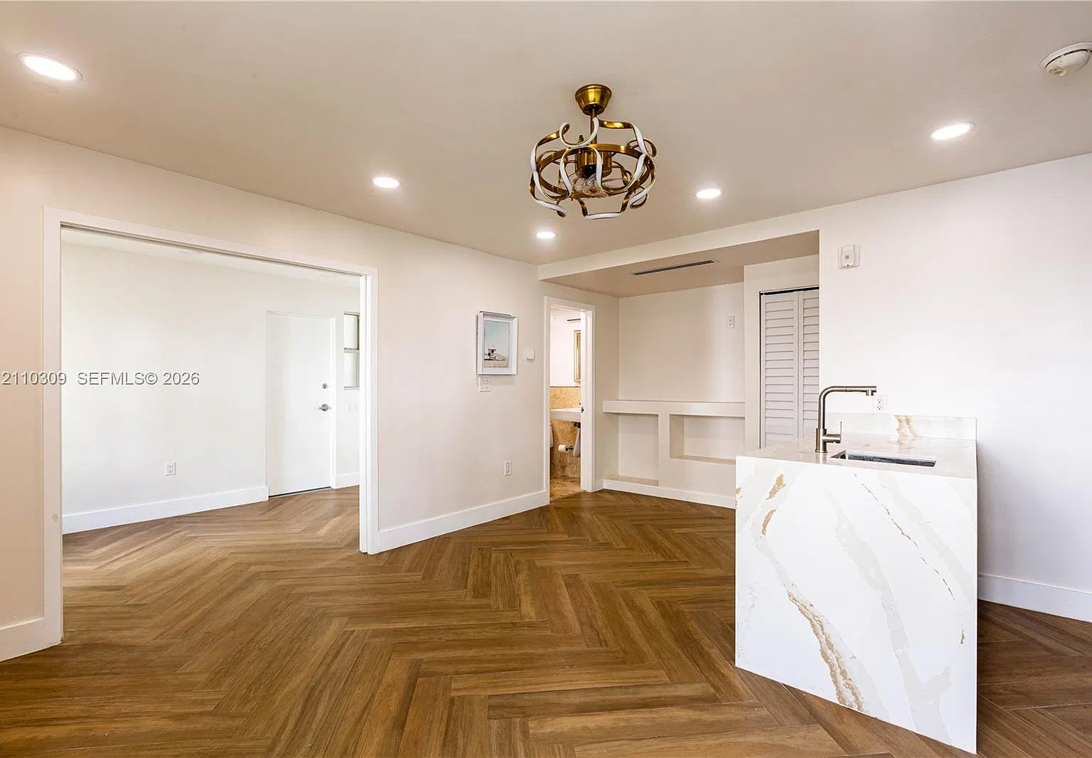 Moulin Rouge Condo — Photo 3